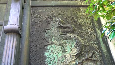 Close-up,-The-view-of-the-Zojo-ji-Temple-tombs-gate-and-dragon-figure