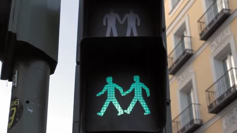 Ampeln-In-Madrid,-Um-Das-Bewusstsein-Für-Sexuelle-Vielfalt-Und-Die-Unterstützung-Der-Lgtbiq-Rechte-Zu-Schärfen