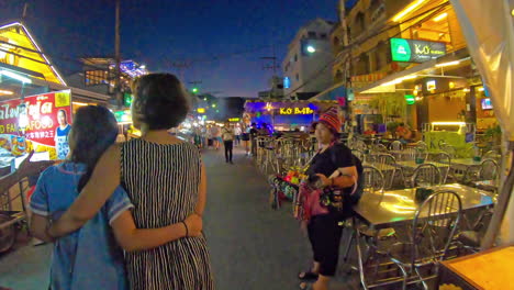Hua-Hin-–-Circa-Hyperlapse,-Der-Sich-Durch-Den-Geschäftigen-Nachtmarkt-Von-Hau-Hin-In-Thailand-Bewegt