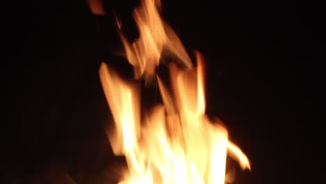 Große-Flammen-Eines-Lagerfeuers-Im-Dunklen-Wald-Stockvideo-I-Flamme-Eines-Lagerfeuers-Stockvideo-Hintergrund