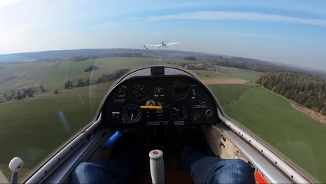 Schleppen-In-Einem-Segelflugzeug,-Das-über-Einer-Ländlichen-Landschaft-Fliegt,-Aus-Der-Sicht-Eines-Piloten-Aus-Einem-Cockpit