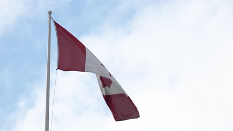 Bandera-Canadiense-Ondeando-En-El-Viento