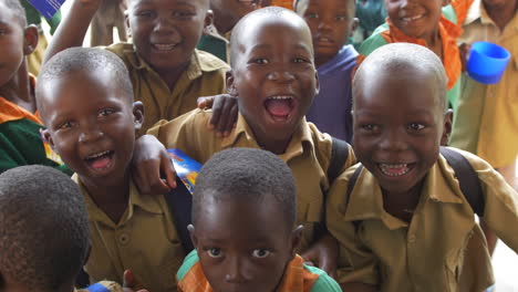 Eine-Gruppe-Kinder-In-Einer-Schule-In-Simbabwe,-Afrika,-Lacht-Und-Schneidet-Lustige-Gesichter-In-Die-Kamera