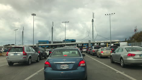 Muchos-Autos-Esperando-En-Fila-En-El-Cruce-Fronterizo-Más-Concurrido-Del-Mundo,-Tijuana-Al-Puerto-De-Entrada-De-San-Ysidro-San-Diego,-Para-Cruzar-De-México-A-Los-Estados-Unidos