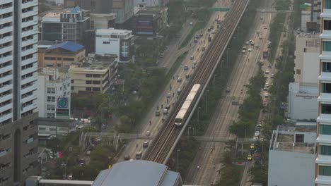 Un-Solo-Carro-De-Tren-Monorraíl-En-Las-Vías-Llegó-A-La-Estación,-Krung-Thonburi,-Bangkok,-Tailandia