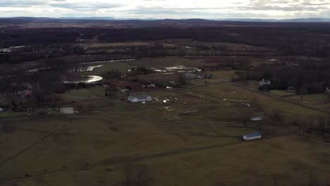 Drohne-Fliegt-Morgens-über-überflutete-Bauernhöfe-In-Einem-Tal-Im-Catskill-Gebirge