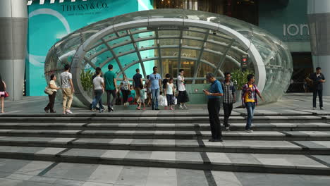Singapur---Alrededor-De-Timelapse:-Multitud-De-Personas-En-Orchard-Road-Frente-A-La-Lujosa-Tiffany---Co-Shop