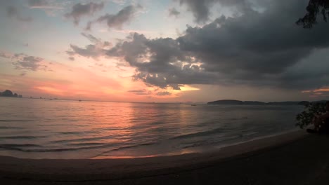 Zeitraffer-Strand-Bei-Sonnenuntergang-In-Thailand