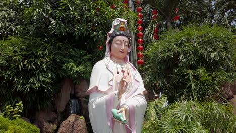 Una-Estatua-De-Guan-Yin,-La-Diosa-De-La-Misericordia,-En-El-Templo-Thean-Hou-En-Kuala-Lumpur,-Malasia
