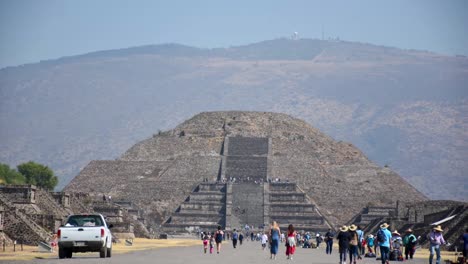 Lapso-De-Tiempo-En-La-Zona-Arqueológica-De-Teotihuacan,-Vista-Hacia-La-Pirámide-De-La-Luna