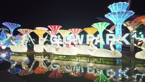 Nachtblick-Auf-Das-Logo-Des-Glow-Park-In-Dubai,-Emirate