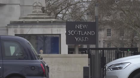 Este-Es-El-Letrero-Giratorio-De-New-Scotland-Yard-En-Londres,-Westminster-Frente-Al-Terraplén