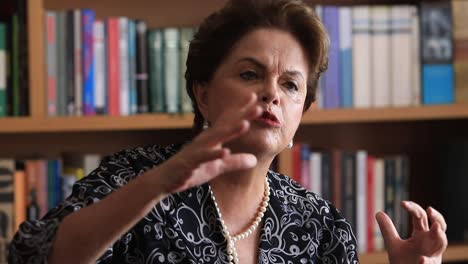 Mittlere-Aufnahme-Der-Ehemaligen-Brasilianischen-Präsidentin-Dilma-Rousseff-Während-Eines-Interviews