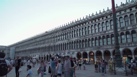 Multitudes-De-Turistas-Se-Reúnen-En-La-Plaza-De-San-Marcos-Fuera-De-La-Basílica-En-Venecia,-Italia