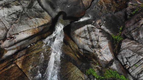 Vista-De-Pájaro-Con-Un-Dron-Del-Agua-Dulce-Que-Cae-De-La-Cascada-De-Siete-Pozos-En-La-Isla-Langkawi