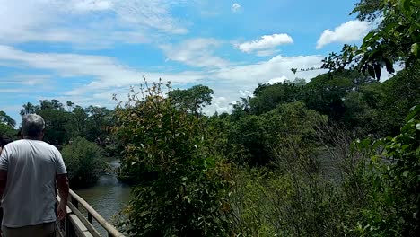 Hiperlapso-De-Turistas-Visitando-Las-Famosas-Cataratas-Del-Iguazú-En-Argentina