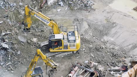 Excavadora-Hidráulica-Komatsu-De-Dos-PC-Trabajando-En-El-Sitio-De-Construcción-En-Millbank-Place,-Londres,-Reino-Unido.