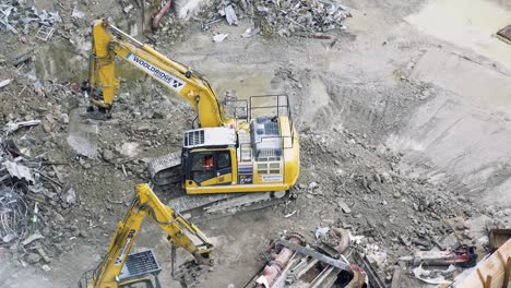 Zwei-PC-Komatsu-Hydraulikbagger-Arbeiten-Auf-Der-Baustelle-Am-Millbank-Place,-London,-Großbritannien