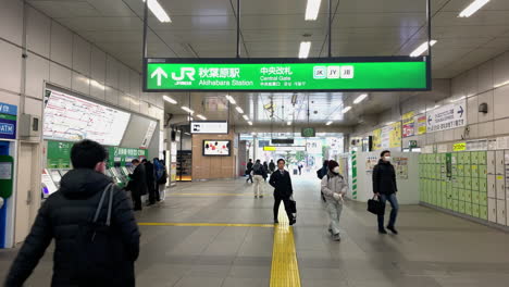 Im-Zentralen-Tor-Des-Bahnhofs-Akihabara-Mit-Passagiergang-Vor-Fahrkartenautomaten,-Geldautomaten-Und-Schließfach