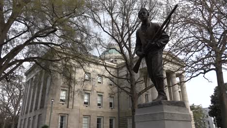 Statue-Der-Konföderierten-Von-Henry-Lawson-Wyatt-In-Der-Innenstadt-Von-Raleigh,-North-Carolina,-Vor-Der-Landeshauptstadt