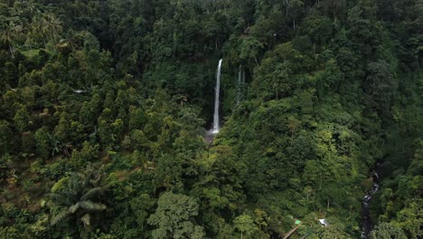 Bali-Secumpul-Grombong-Wasserfall-Im-Dschungel-Und-In-Den-Bergen
