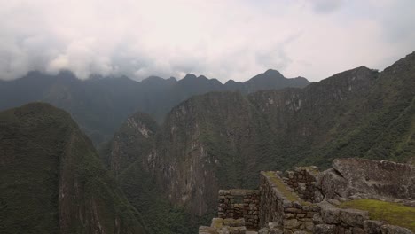 Lapso-De-Tiempo-Del-Sol-Viajando-Sobre-Machu-Picchu-Cerca-De-Cusco,-Aguas-Calientes-En-Perú,-América-Del-Sur