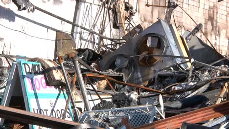 Ventilatoren-Zur-Zerstörung-Von-Lagerfeuern-Wehen-Langsam-Im-Wind-Zwischen-Den-Trümmern