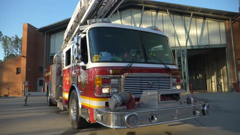 El-Motor-De-Bomberos-Se-Sienta-Brillante-Fuera-De-Una-Estación-De-Bomberos-A-La-Luz-Del-Sol-Temprano-En-La-Mañana