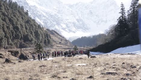 Schöne-Aussicht-Auf-Bergsteiger-In-Den-Himalaya-Hügeln,-Die-Mit-Ihren-Rucksäcken-–-Lebenswichtigen-Gütern-–-Ihrem-Ziel-Entgegengehen