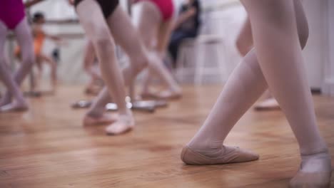 Ballerina-Nimmt-An-Einem-Training-Teil,-Um-Sich-Auf-Nationale-Ballettaufführungen-Für-Minderjährige-Vorzubereiten