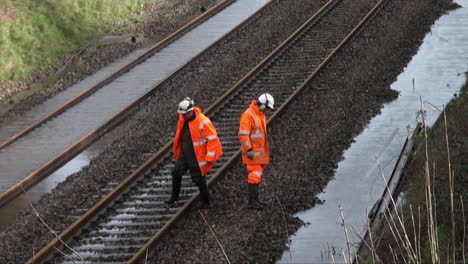 Großbritannien,-Februar-2014-–-Hochwasser-Wird-Während-Der-Überschwemmungen-In-Somerset-Von-Eisenbahnarbeitern-Von-Einer-Eisenbahnstrecke-Abgepumpt