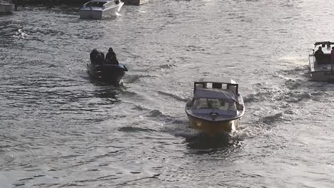 Venedig-Italien-Boote-In-Einem-Kanal-Mittelmeer-Vorbeifahren-In-Zeitlupe-In-Der-Stadt-Venedig