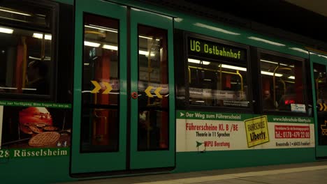 Ein-Grüner-U-Bahn-Zug-Fährt-Vom-Bahnhof-In-Frankfurt-Ab