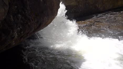 Das-Frische,-Klare-Wasser-Des-Flusses-Ergießt-Sich-über-Felsen