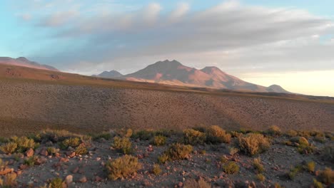 Vista-Aérea-Del-Desierto-De-Atacama-Y-Las-Montañas