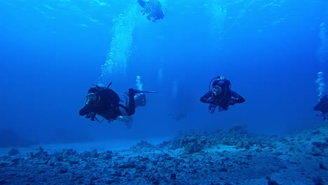 Divers-swimming-towards-camera-man