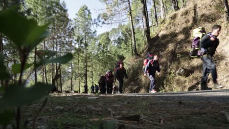 Nim-auszubildende-Auf-Dem-Weg-Zum-Trail,-Durch-Himalaya-straßen