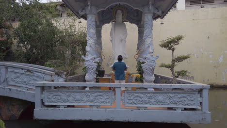 Aufnahme-Eines-Mannes,-Der-Vor-Einer-Wunderschönen-Weißen-Buddha-Statue-In-Einem-Pavillon-Eines-Buddhistischen-Tempels-Betet