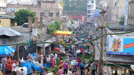 Multitud-Ocupada-Por-La-Mañana-En-El-Mercado-Kr-También-Conocido-Como-Mercado-De-La-Ciudad,-Es-El-Mercado-Mayorista-Más-Grande-Que-Se-Ocupa-De-Productos-Básicos-En-Bangalore,-India