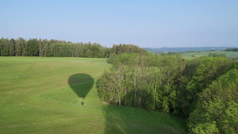 Schatten-Eines-Heißluftballons-Während-Der-Landung,-Wunderschöner-Blauer-Himmel-Mit-Anderen-Ballons-Im-Hintergrund