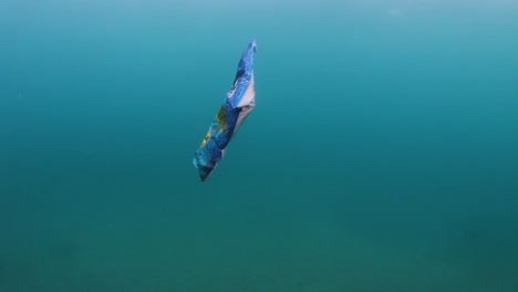 Un-Pedazo-Desechado-De-Basura-Flotando-En-El-Océano