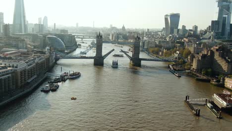 Schiff-überquert-Die-Berühmte-Brücke-In-London