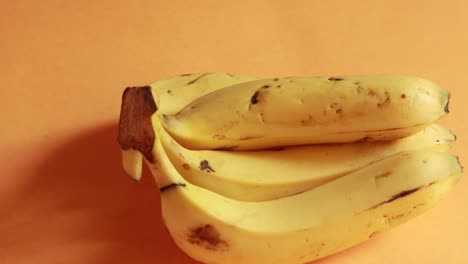 Bündel-Bananen,-Die-Auf-Gelbem-Hintergrund-Rotieren