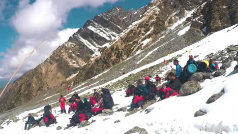 Montañeros-Del-Himalaya-En-El-Himalaya-Con-Productos-Esenciales