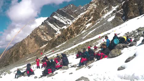 Himalaya-Bergsteiger-Im-Himalaya-Mit-Lebensnotwendigen-Gütern