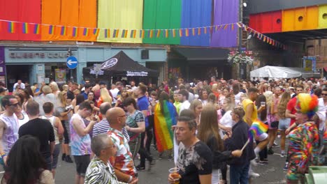 Leeds-Pride-Lgbtq-Festival-2019-Toma-Panorámica-De-Todo-El-Evento-Día-Soleado-Orgullo-Colores-4k-25p