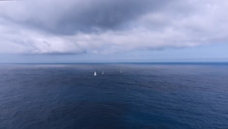 Drohnenvideo-Aus-Malta,-Mellieha,-Armier,-über-Eine-Gruppe-Segelboote-Bei-Stürmischem-Wetter