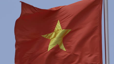 4k-Video-Der-Nationalflagge-Vietnams-In-Strahlender-Sonne-Mit-Blauem-Himmel-Und-Wolkenhintergrund