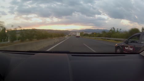 Schöner-Sonnenuntergang-Und-Berglinie,-Während-Der-Fahrt-Auf-Der-Autobahn-Zwischen-Thessaloniki-Und-Ioannina-In-Der-Nordwestlichen-Region-Griechenlands-Durch-Das-Pindos-gebirge