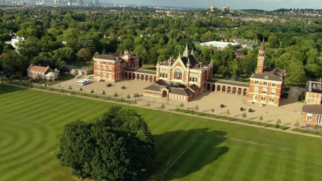 Panning-shot-of-Dulwich-College